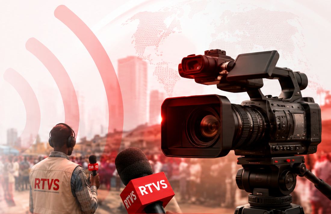 Équipe RTVS en reportage, micro et caméra RTVS